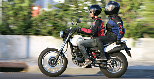 Suzuki Van Van VS. Hyosung RT 125 D con pasajero