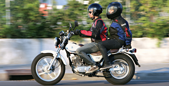 Suzuki Van Van VS. Hyosung RT 125 D con pasajero