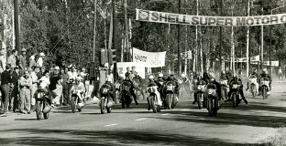 Salida del GP de Finlandia de 250 de 1969, y Herrero por delante de Pasolini y Gould en esa misma carrera. El español y el italiano se engancharon y ¡los dos al suelo!. Santi todavía pudo proseguir, paró en el box para arreglar la maneta, y terminó sexto. El titulo se ponía complicado.