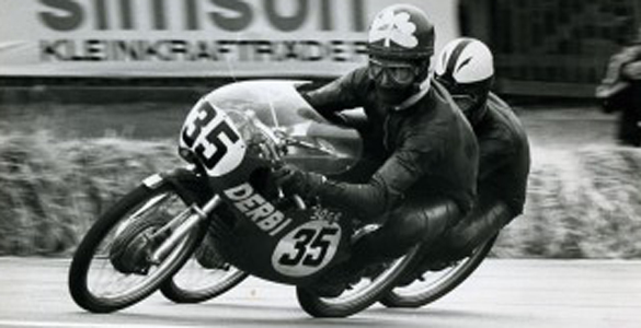 La incorporación de Herrero al equipo Derbi fue determinante para que Nieto -en la foto emparejado con Santi en Sachsenring- ganase su primer título mundial de 50 cc. 