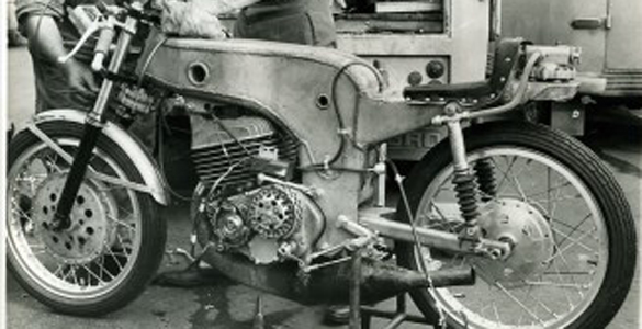 La Ossa monocasco y motor de válvula rotativa, al desnudo. Con ella, su creador Eduardo Giró, y Santiago Herrero, convulsionaron el Continental Circus  69-70. 