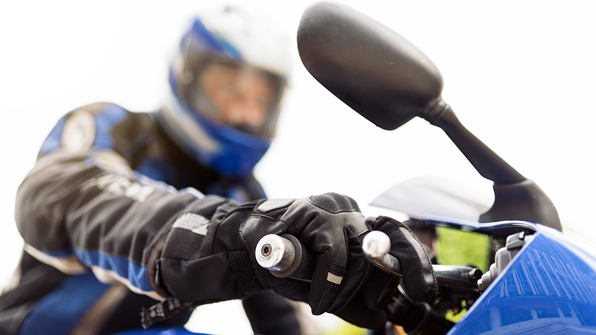 ¿Sabes cómo frenar correctamente con tu moto o scooter?