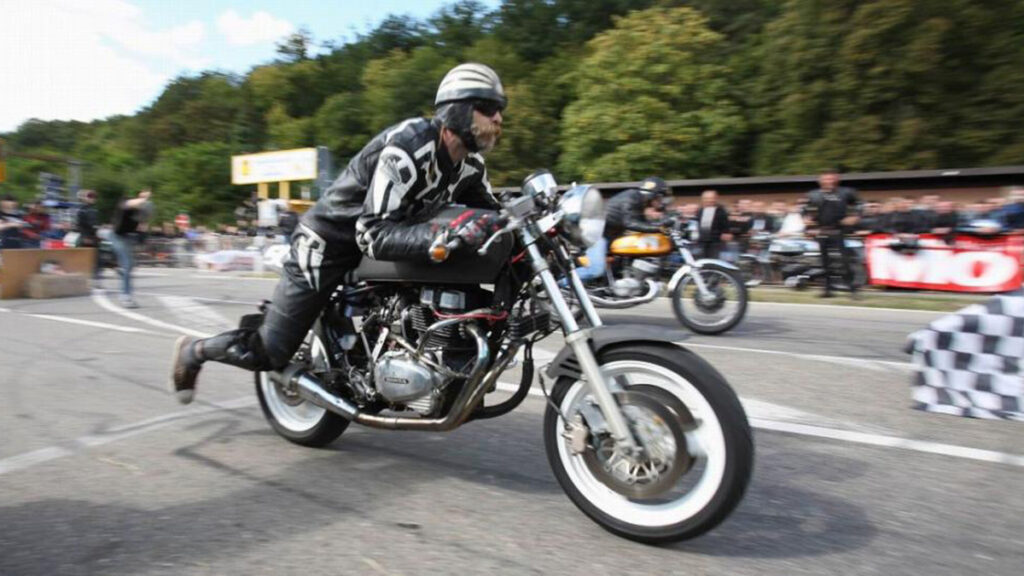 La historia de Triumph: la marca de motos retro por antonomasia 13 metzeler calendario9 1