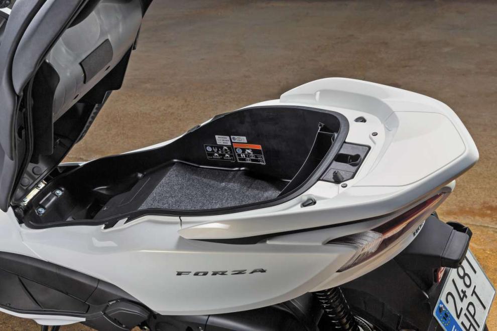 Honda NSS300 Forza: Recuperando el tiempo perdido 4 honda nss300 forza 013