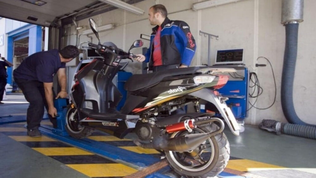 La DGT se pone seria con el mantenimiento de la moto: así vigila el estado de luces, neumáticos, ITV... 4 ITV Moto