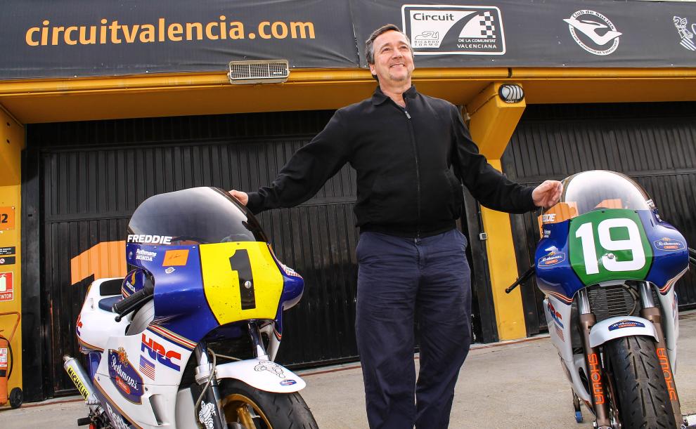 freddie spencer con las motos con las que gano los mundiales de 250cc y 500cc en 1985 foto m tormo circuitvalencia