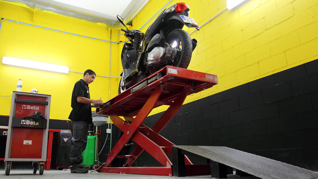 ¿Hasta dónde puedes reclamar con la garantía de tu moto? 8 moto en elevador