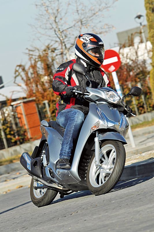 Honda Scoopy en acción