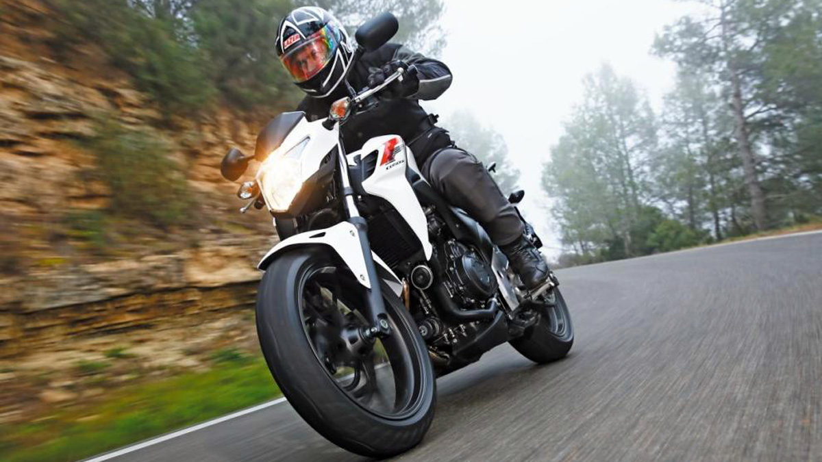 ¿Pueden los ciudadanos británicos conducir en España en 2022 con su carnet? 1 moto carnet A2