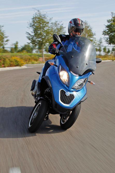 Enfrentamos al Piaggio MP3 500 Sport con el Peugeot Metropolis 400 RS