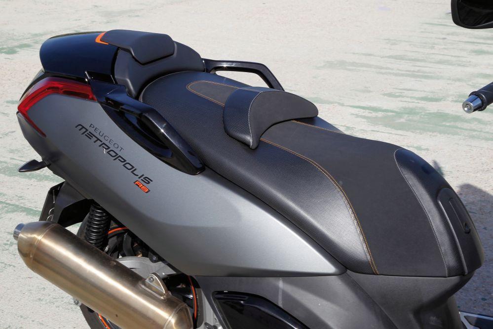 Enfrentamos al Piaggio MP3 500 Sport con el Peugeot Metropolis 400 RS