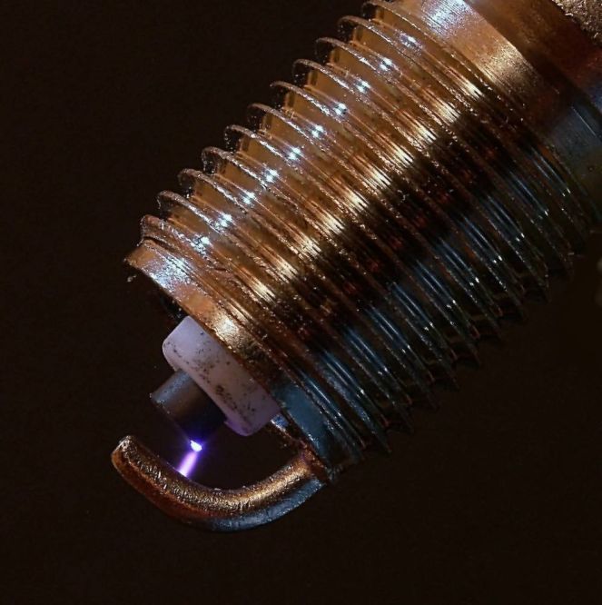 Cómo detectar y arreglar averías eléctricas en tu moto 13 Bujía