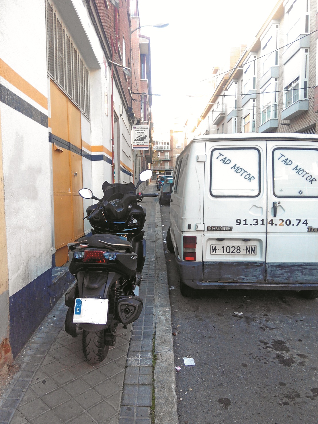Cómo aparcar la moto sin jugártela 2 aparcar scooter 1