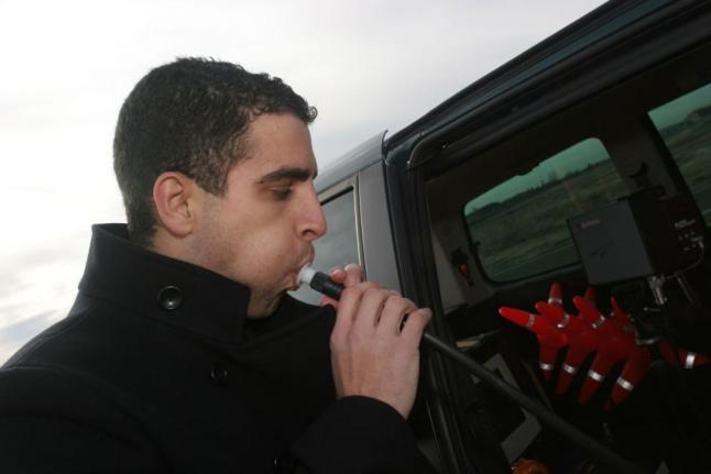 Trucos para engañar a los controles de alcoholemia, ¿funcionan? 12 soplando 1