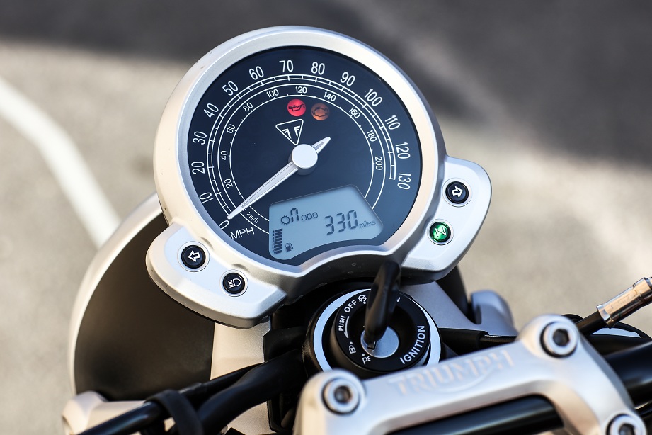 TRIUMPH BONNEVILLE STREET TWIN: cómo es 13 triumph street twin 2 10