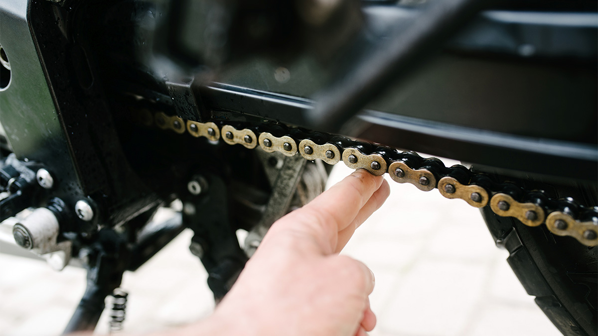Por qué es importante que la cadena de tu moto esté bien tensada 5 tensar cadena de moto