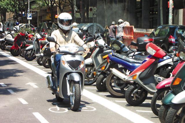 Dónde aparcar la moto sin jugártela: sin multas, sin que te la tiren... 13 Aparca tu moto sin jugártela