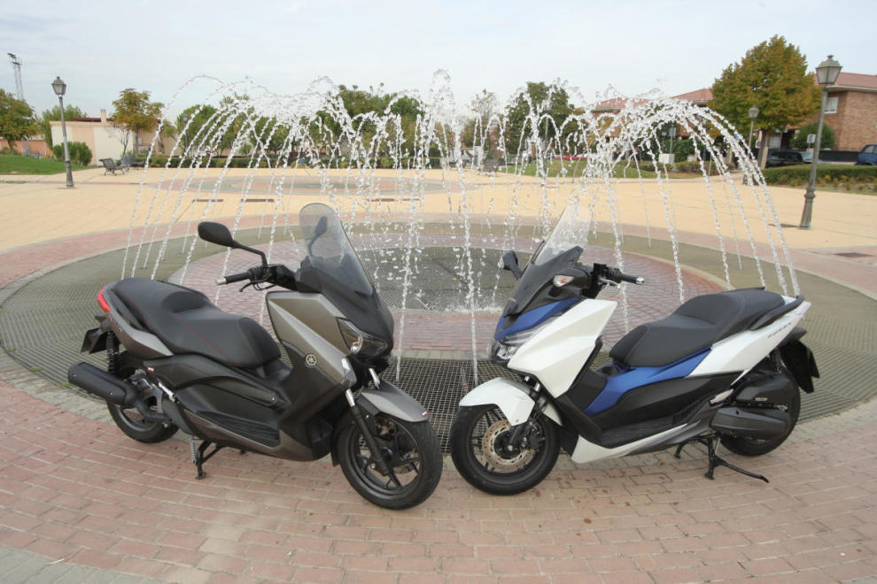 Yamaha XMAX 125 con el Honda Forza 125