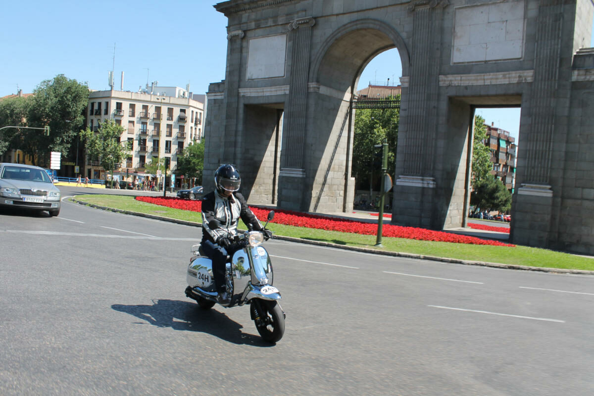 La DGT responde: qué hacen bien y mal los usuarios de motocicletas, bicicletas y patinetes en las ciudades 1 horas scomadi tl125 chrome madrid 13 g