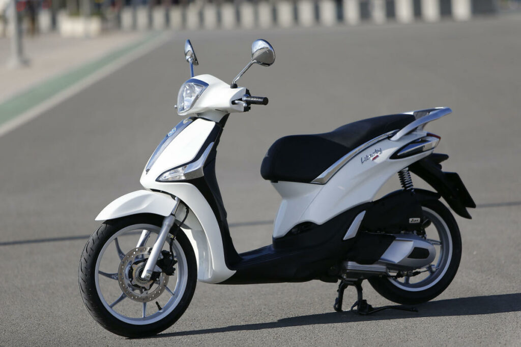 ¿Buscas tu primer scooter de 125? El Piaggio Liberty 125 es una apuesta segura y, además, tiene 500 € de descuento 12 Piaggio Liberty S 125