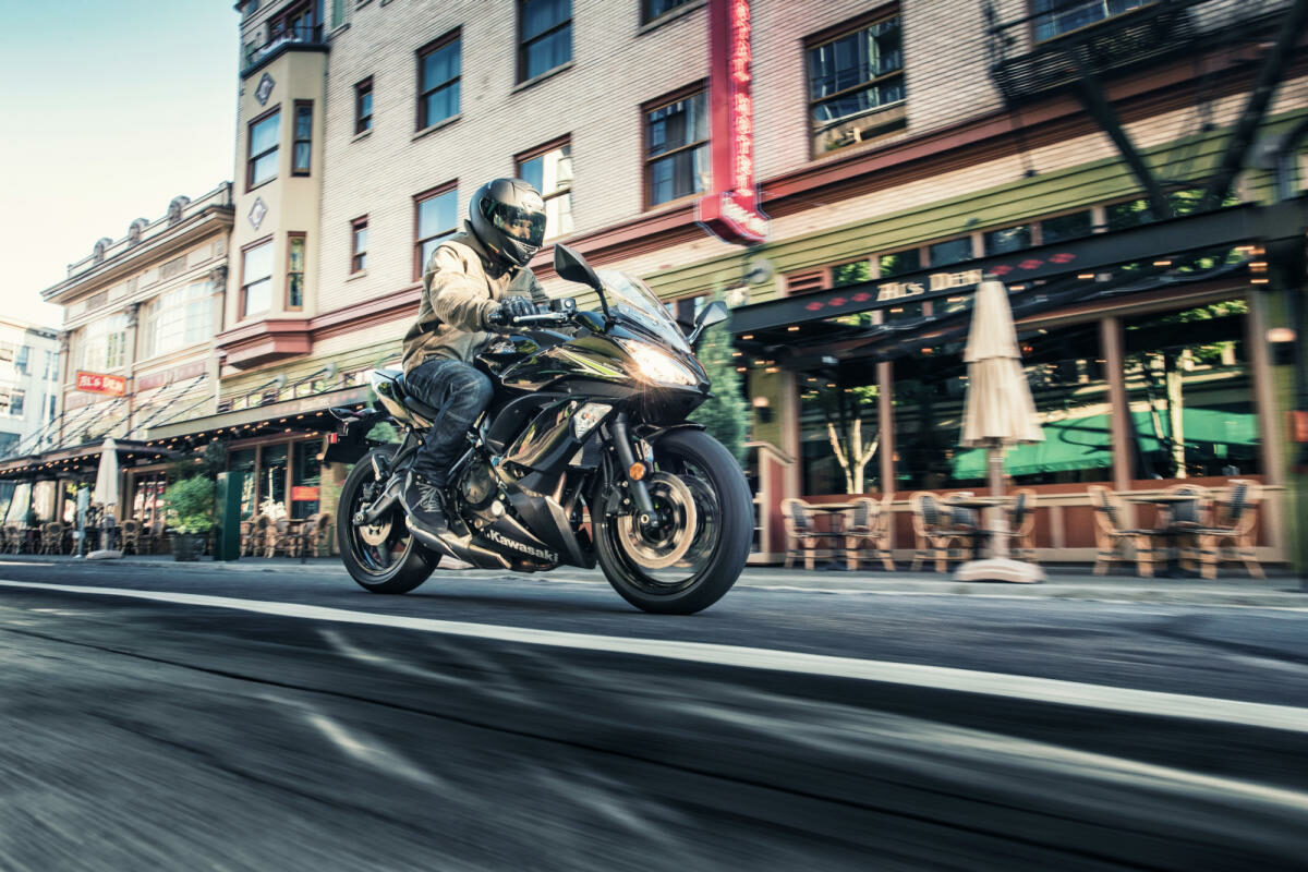 Kawasaki Ninja 650: esto es lo que te ahorras si compras cualquier versión 2023 de la popular moto sport-turismo, con limitación A2 gratis 1 Kawasaki Nnija 650