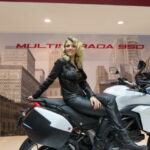 Chicas del Salón EICMA de Milán 2016