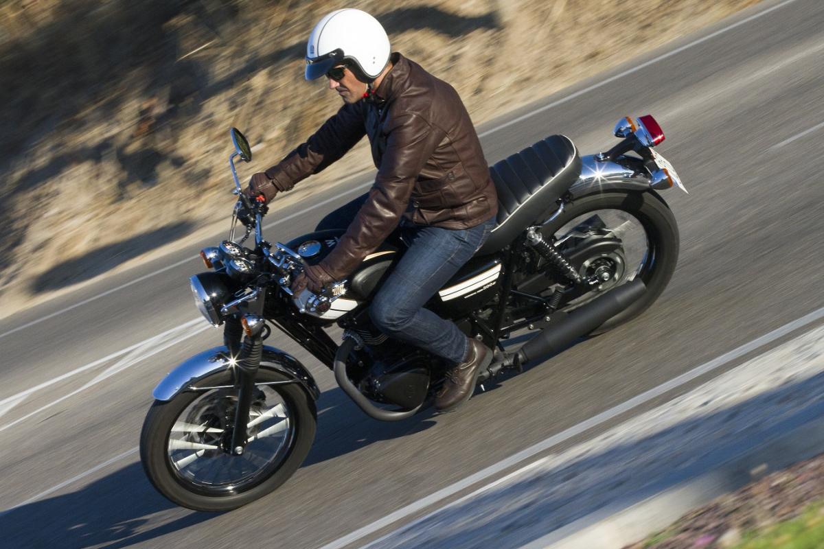 ¿Qué documentación hay que llevar siempre en la moto? La DGT responde 7 Kawasaki W800