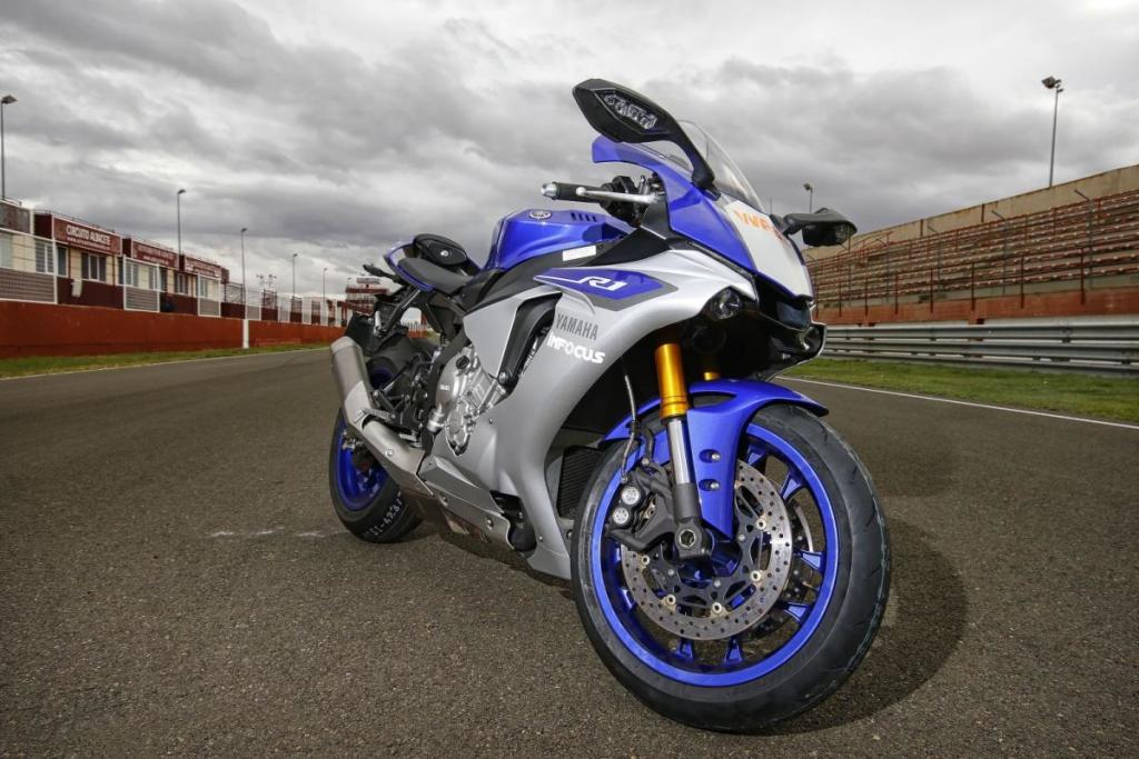 Yamaha YZF-R1 en el circuito de Albacete