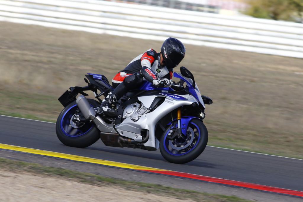 Yamaha YZF-R1 en el circuito de Albacete