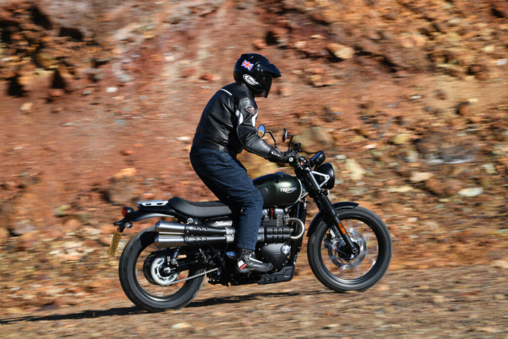Mejora tu técnica de pilotaje offroad en moto trail con Triumph 11 triumph street scrambler 8 g