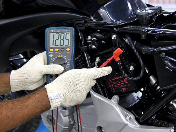 Averías eléctricas en moto: qué herramientas básicas necesitas para arreglarlas 10 Voltimetro Bateria