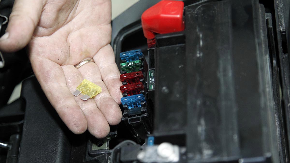 Fusibles de la moto: el 'salvavidas' del circuito eléctrico 1 Cambiar fusible de moto