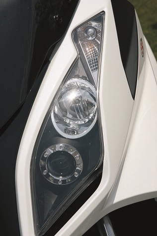 KYMCO Super Dink detalle faro