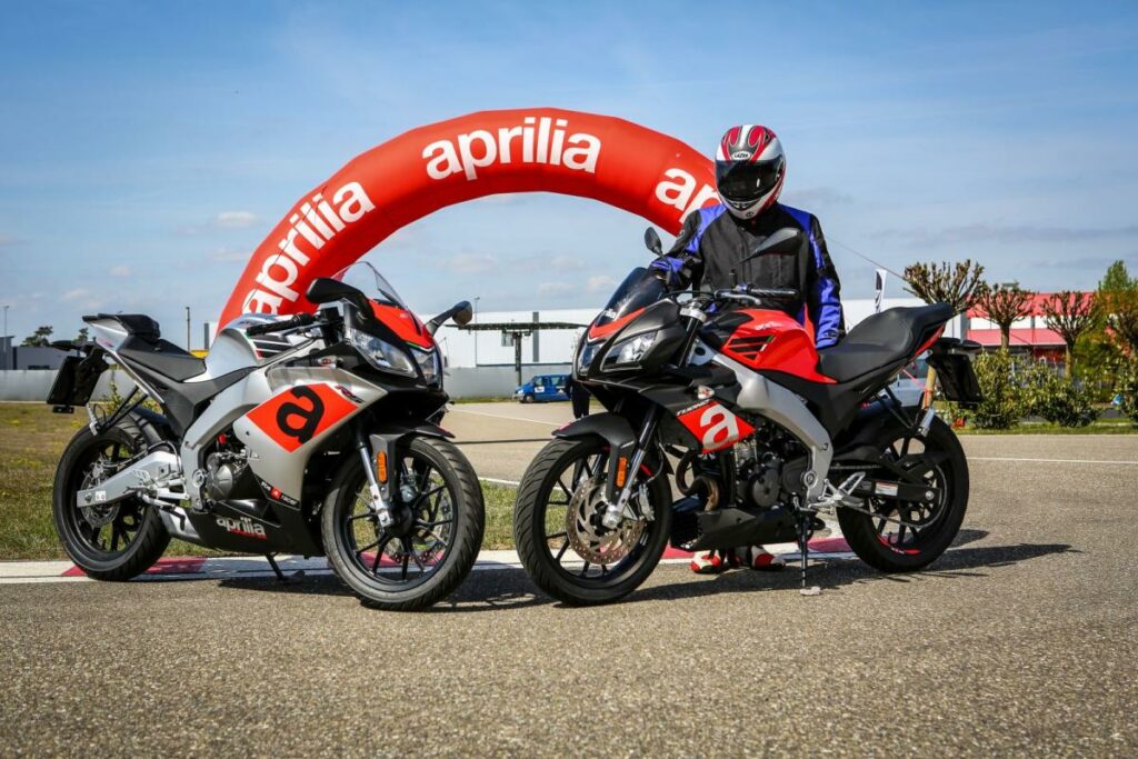 Aprilia promociona estas motos 125 válidas para el carnet de coche hasta que se acabe el verano 14 Aprilia Tuono 125 y RS 125