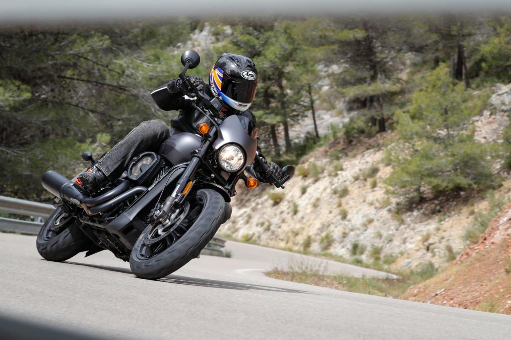 Harley- Davidson Street Rod 750 curva