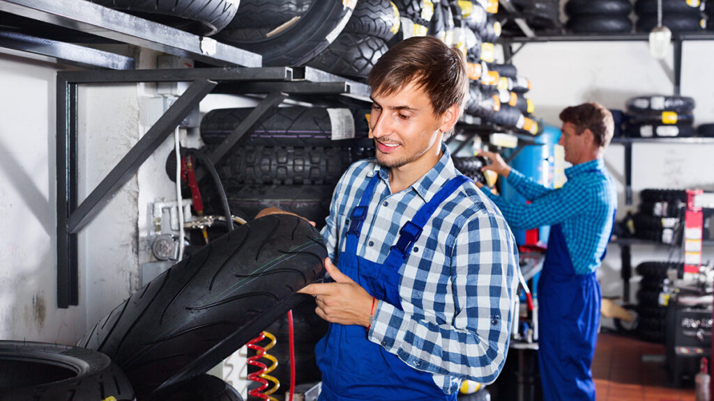 Neumáticos de moto en taller