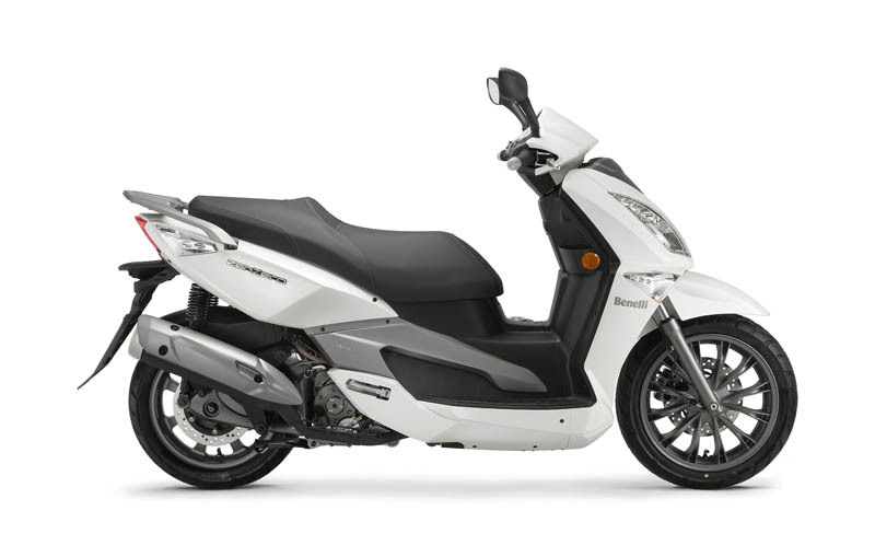 Motos nuevas: llegan las rebajas de verano 3 benelli zenzero 350