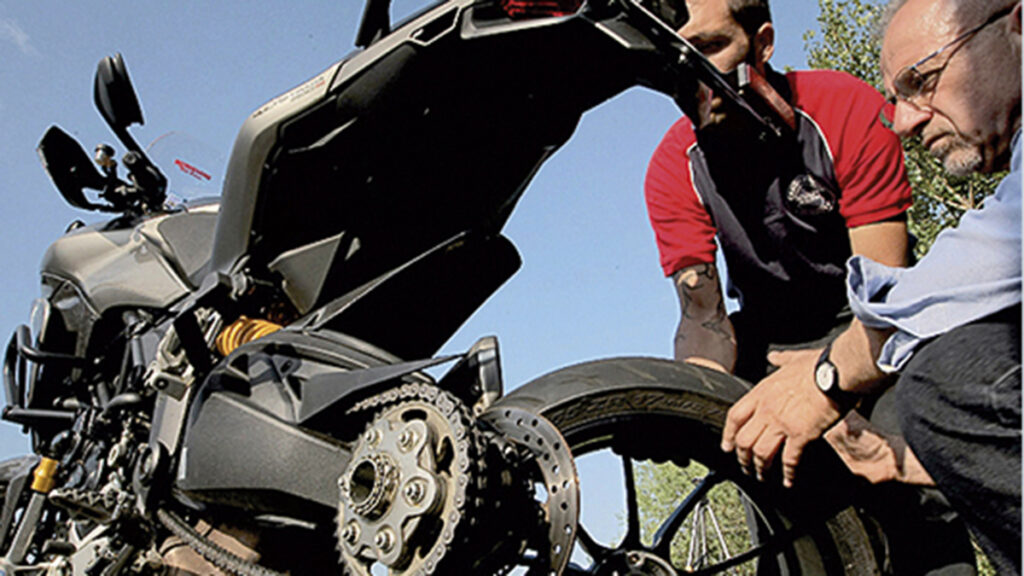 La importancia de mantener correcta la presión de los neumáticos en la moto: no te la juegues por 1 euro 7 Desgaste neumáticos
