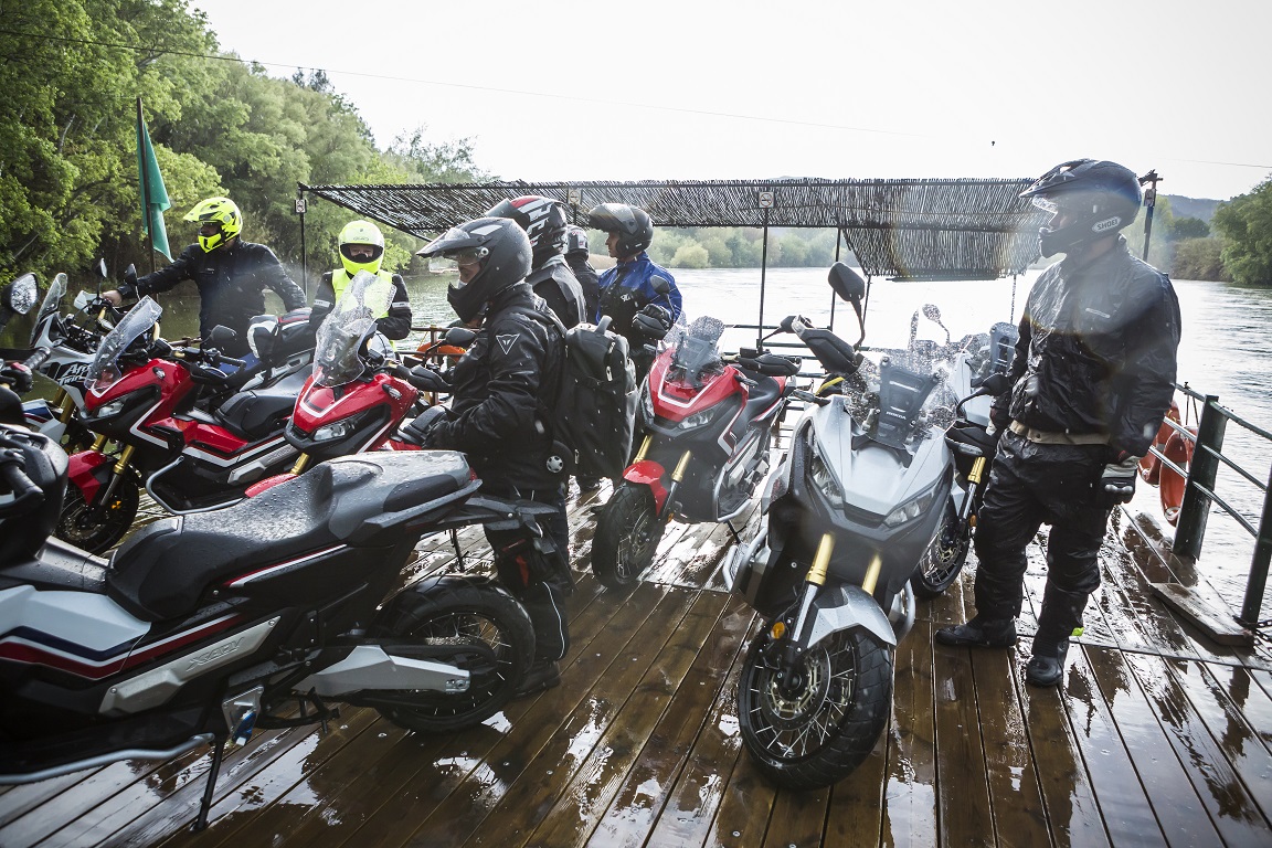 moto en lluvia 3