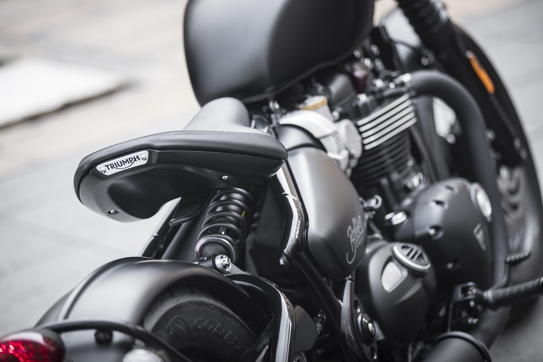 triumph bonneville bobber black 21