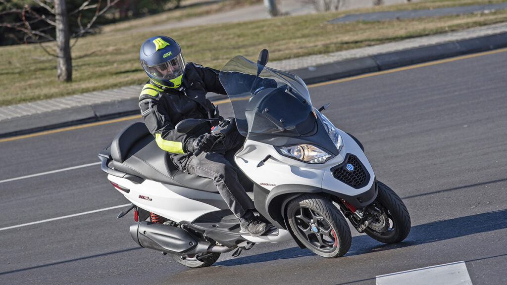 Con qué edad se puede conducir cada tipo de moto 11 Piaggio MP400 2022 30