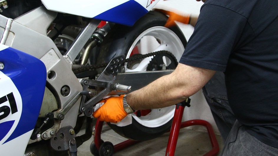 Cómo alargar la vida de la cadena de tu moto 13 img 9558