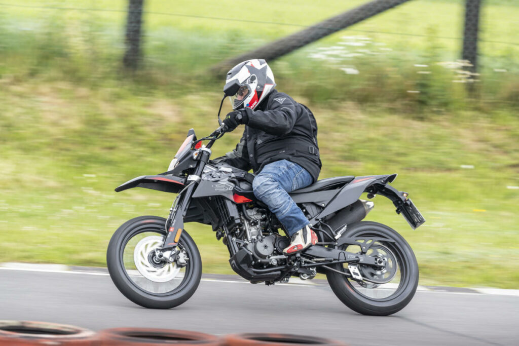 Aprilia promociona estas motos 125 válidas para el carnet de coche hasta que se acabe el verano 13 Aprilia SX 125