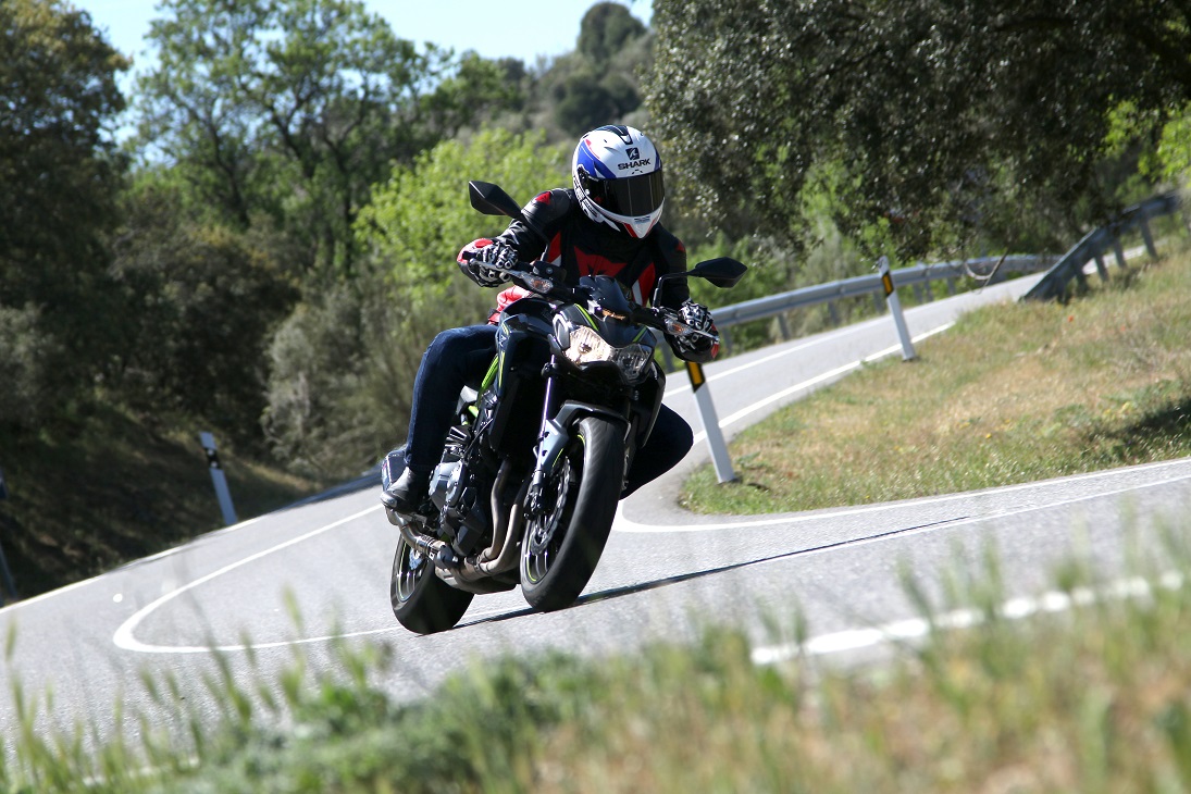 Cómo es una moto naked 9 naked 2