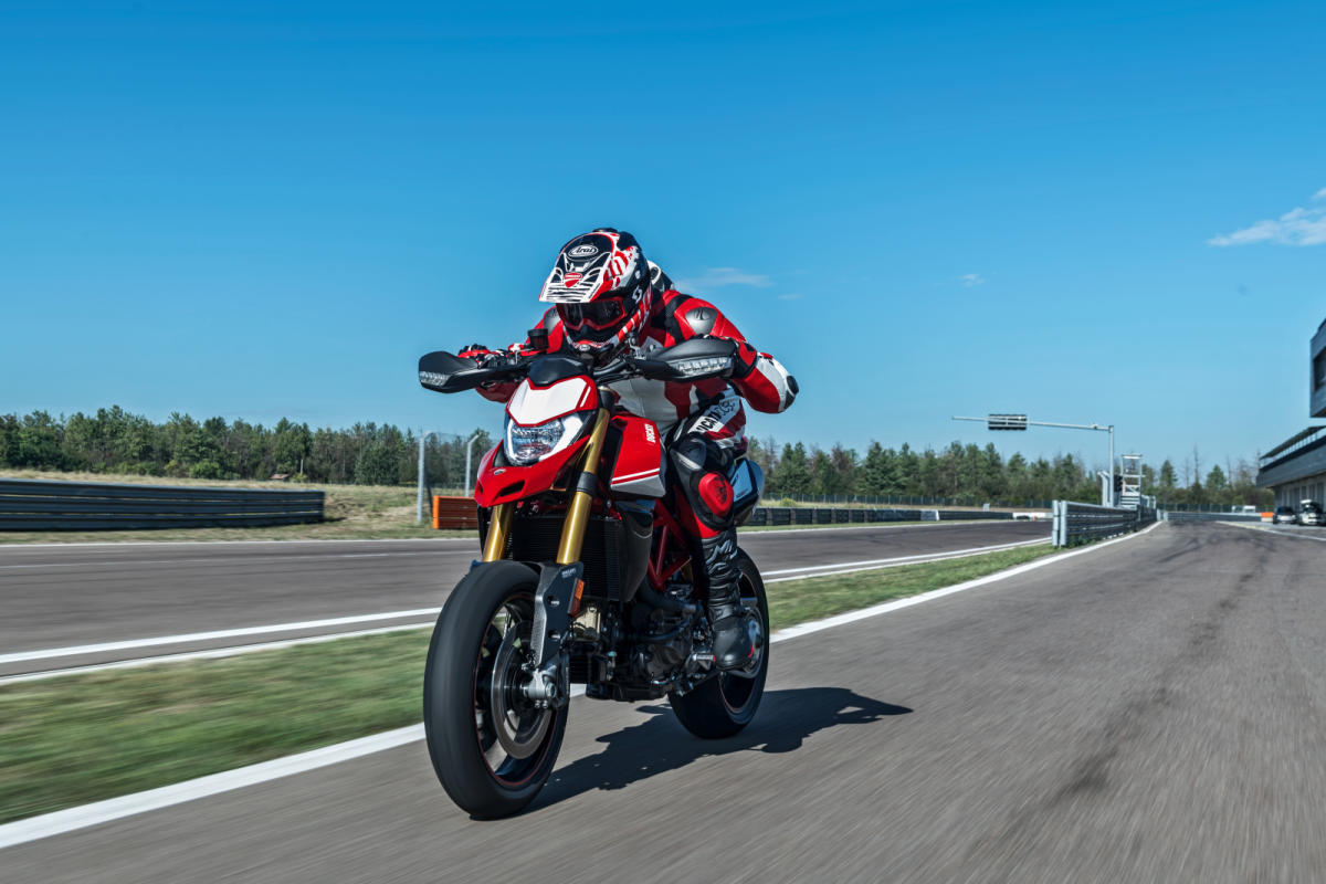 Ducati Hypermotard 950: la promoción que aúna regalos y diversión en una sola moto con tres modelos para elegir