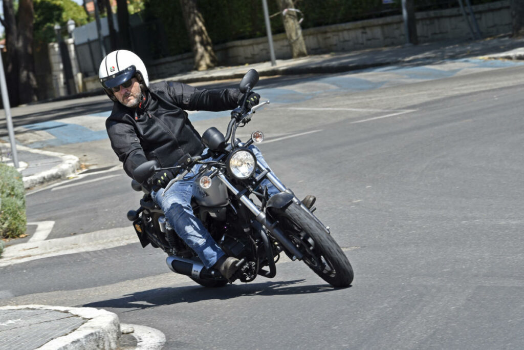 Es bonita, gasta 2,4 litros y con un precio de 2.490 € euros es un chollo entre las custom para el carnet de coche 11 Keeway K-Light 125