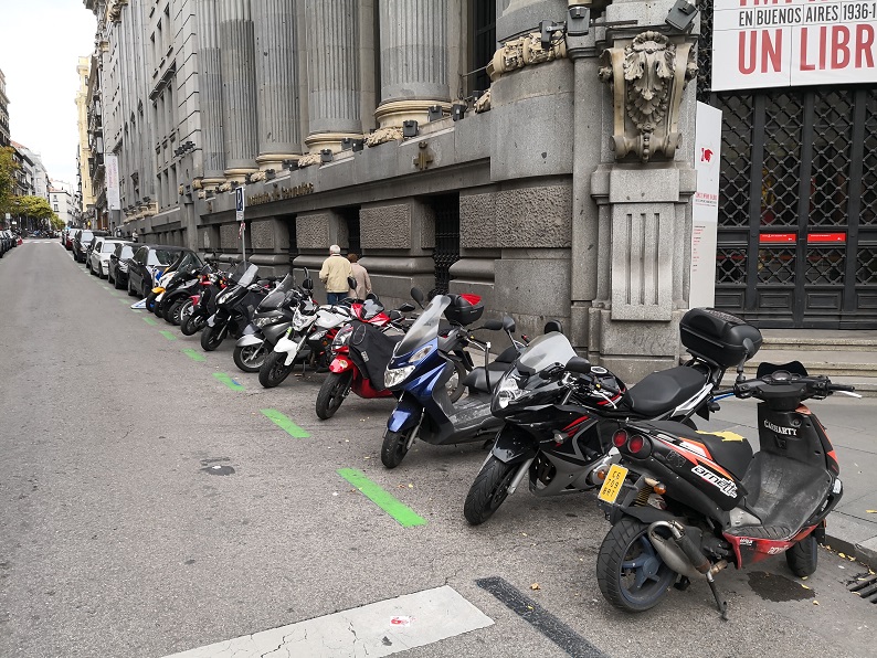 Limpiamente La Internet En el nombre Cómo aparcar la moto en la ciudad