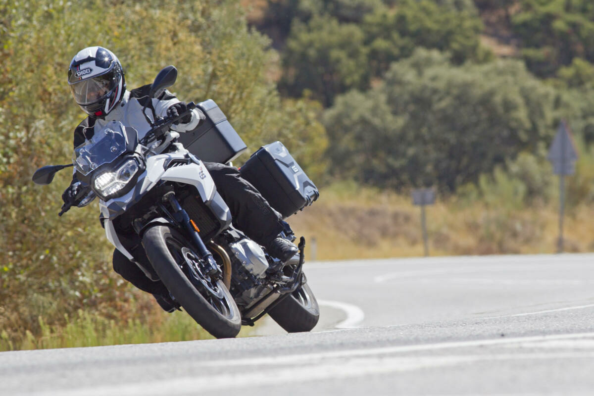Llévate la BMW F 750 GS sin entrada desde 159 euros y con Connected Ride incluido en el precio 1 BMW F 750 GS, blanca tricolor