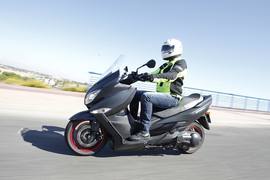 Los 10 scooters hasta 400 más rápidos para el carnet A2 9 suzuki burgman 400 101