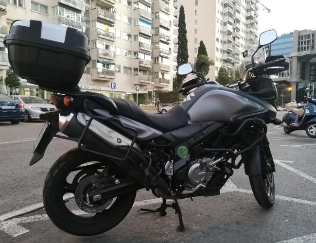 ¿Dónde colocar la pegatina de la DGT en la moto? 3 chasis